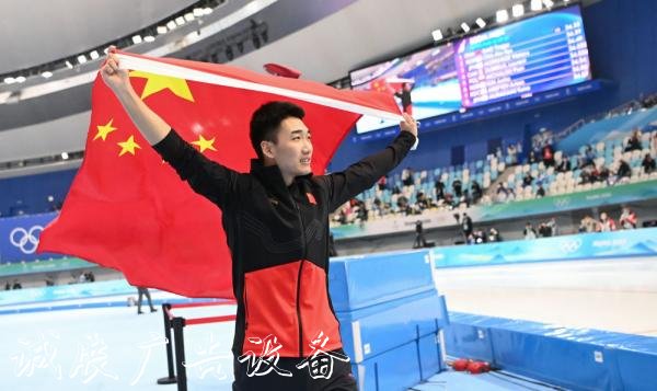 創(chuàng)歷史！高亭宇獲得冬黨建宣傳欄奧速度滑冰男子500米金牌