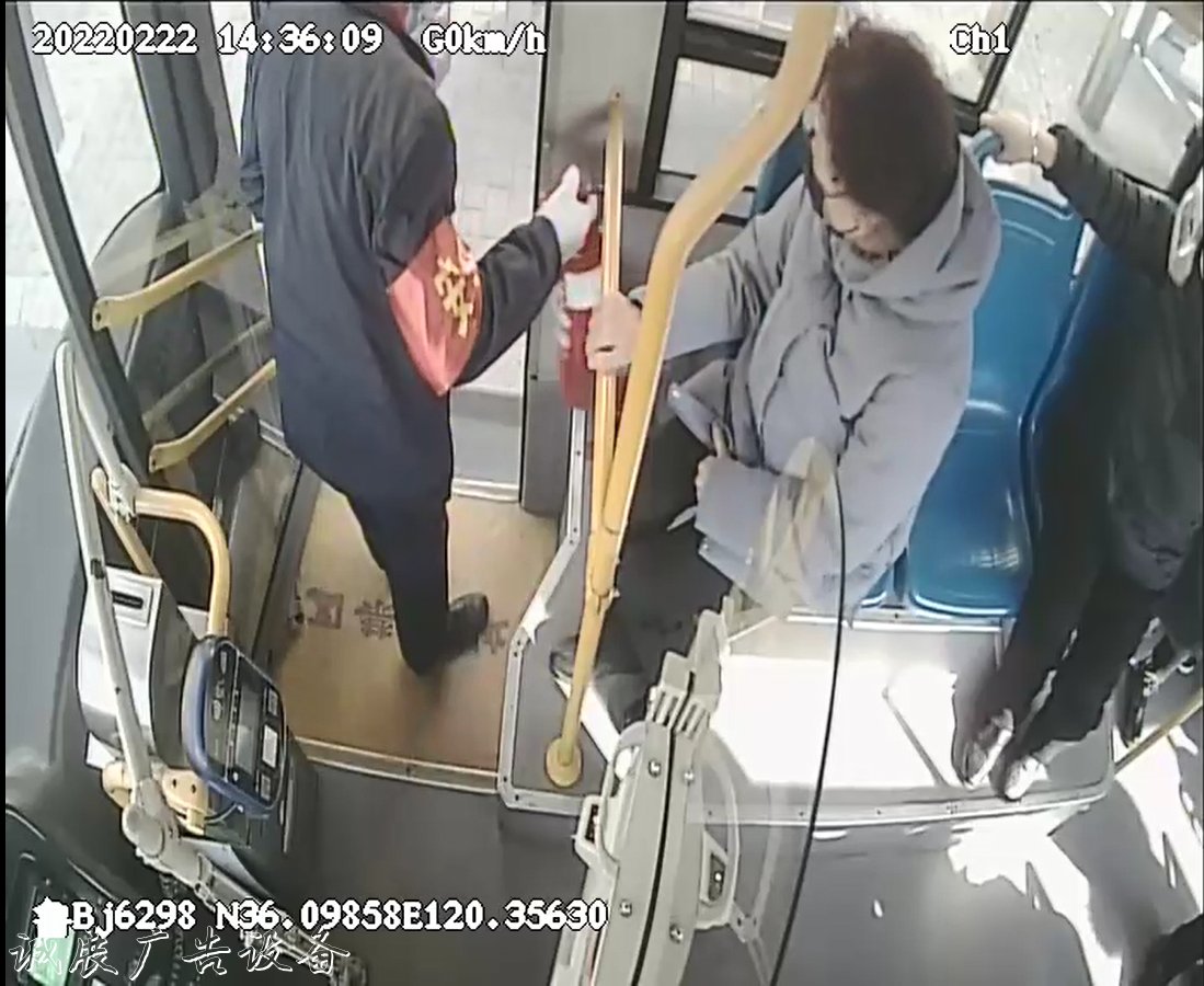 路遇垃圾箱起火 好心指路牌燈箱司機熱心市民攜手奮力撲救