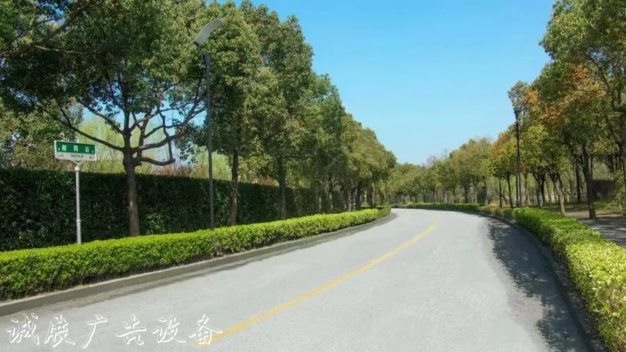 上海交大校園里，一塊指路牌燈箱簡樸的路牌靜默矗立，銘