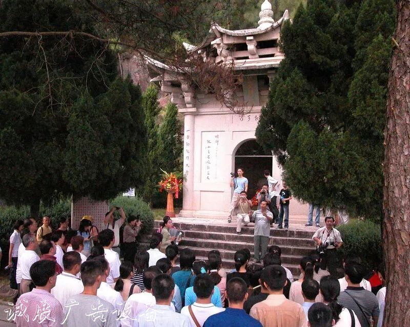 上海交大校園里，一塊指路牌燈箱簡樸的路牌靜默矗立，銘