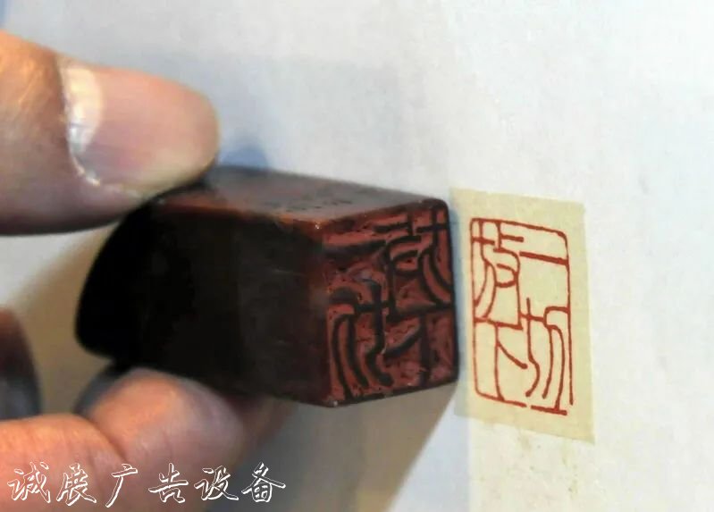 上海交大校園里，一塊指路牌燈箱簡樸的路牌靜默矗立，銘