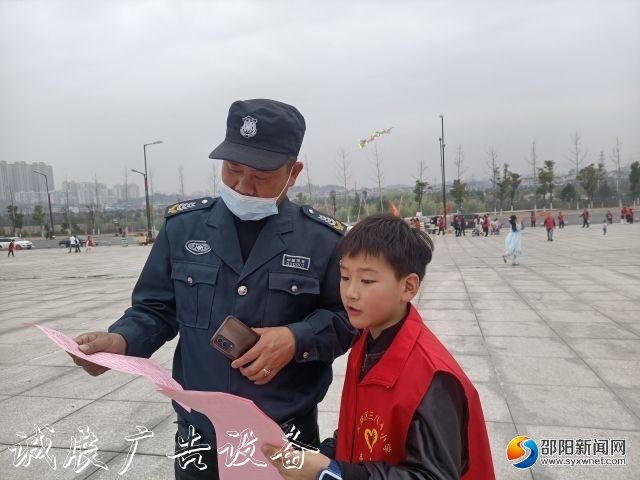 大祥區(qū)三八亭小學(xué)路燈燈箱開展垃圾分類宣傳活動