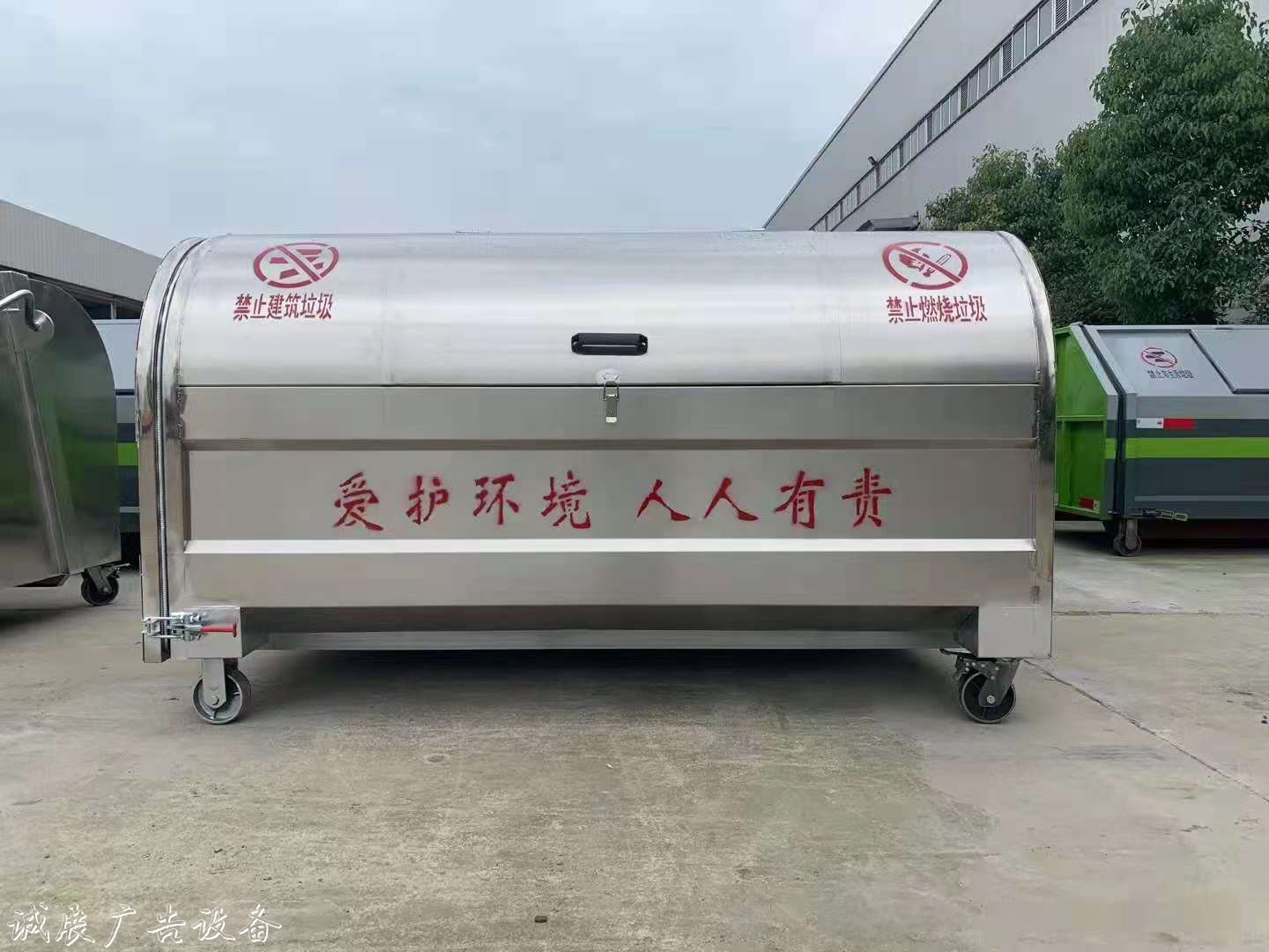 云南玉溪東風(fēng)垃圾車 定做環(huán)衛(wèi)垃圾箱產(chǎn)品多 樣式全 不同材質(zhì)
