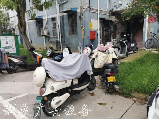 消防車道被侵占、充電燈箱樁上私拉電線、僵尸車停