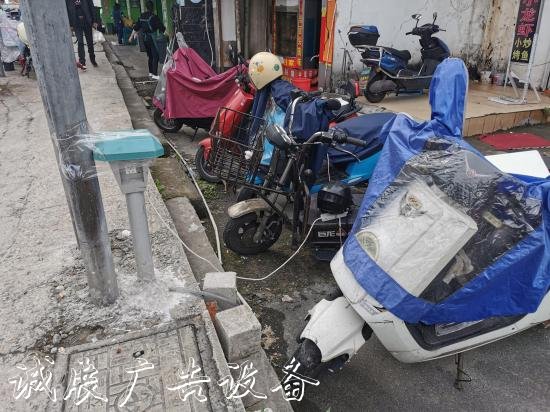 消防車道被侵占、充電燈箱樁上私拉電線、僵尸車停