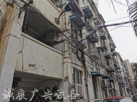 消防車道被侵占、充電燈箱樁上私拉電線、僵尸車停