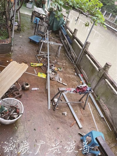 廣化街道浦綠亭周邊環(huán)閱報欄燈箱境堪憂 西城路一帶整治見